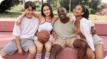 Clientes celebrando logros financieros