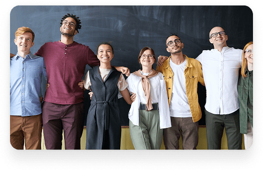 Equipo diverso trabajando en conjunto con entusiasmo