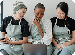 Grupo de amigas sonriendo felices