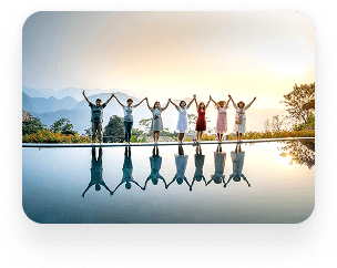 Clientes celebrando con energía positiva